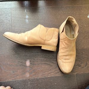 Leather camel splendid ankle boot.